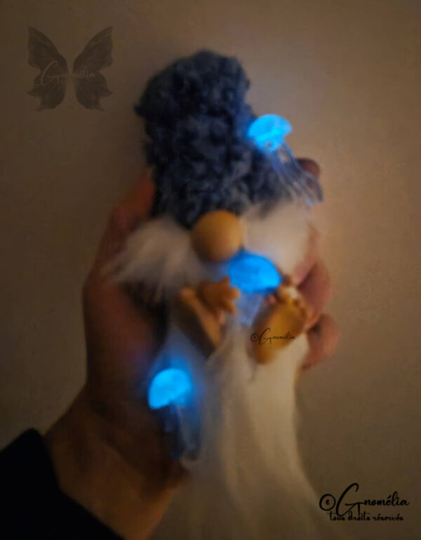 Méduso, gnome aquatique de Gnomélia avec ses méduses fluorescentes