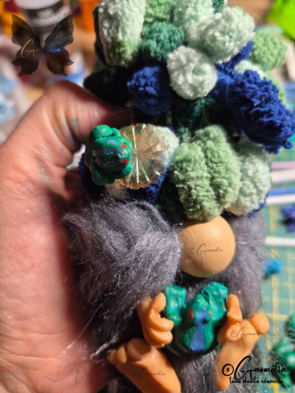 Mister Soupiot Gnome au bonnet décoiffant et accompagné de ses grenouilles
