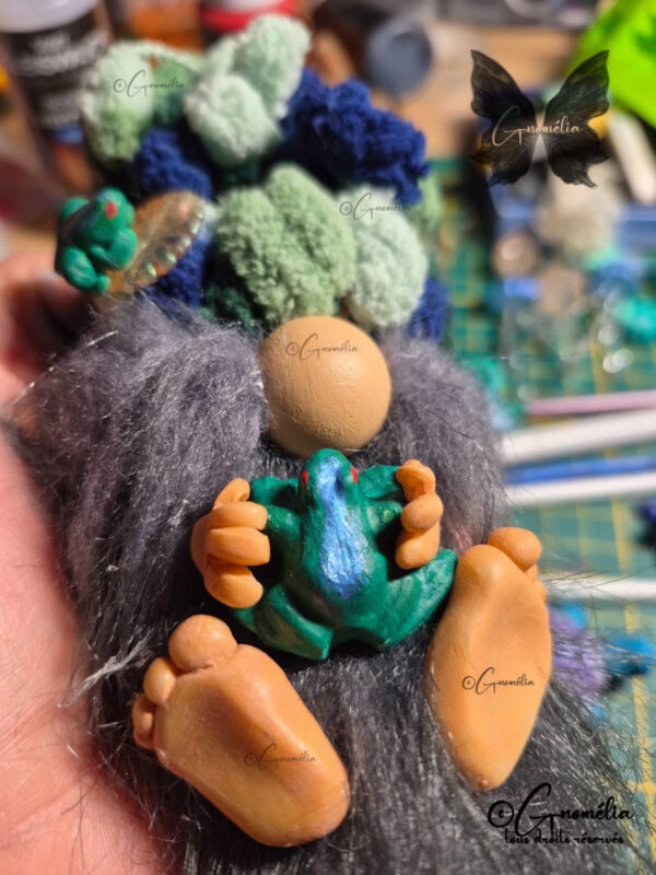 Mister Soupiot Gnome au bonnet décoiffant et accompagné de ses grenouilles