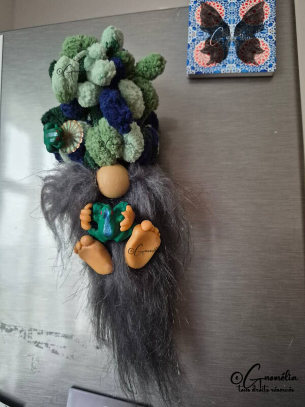 Mister Soupiot Gnome au bonnet décoiffant et accompagné de ses grenouilles