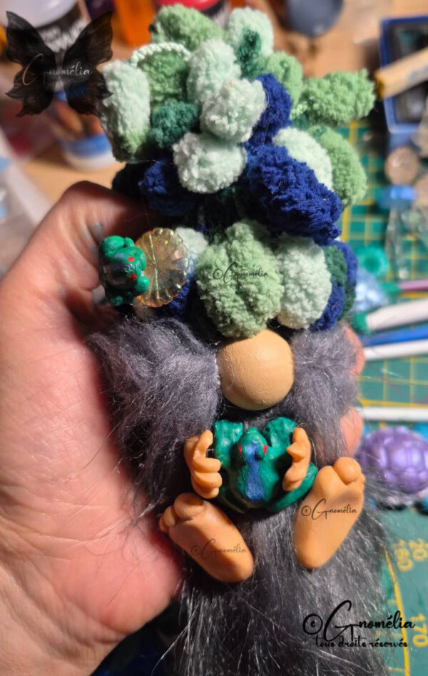 Mister Soupiot Gnome au bonnet décoiffant et accompagné de ses grenouilles