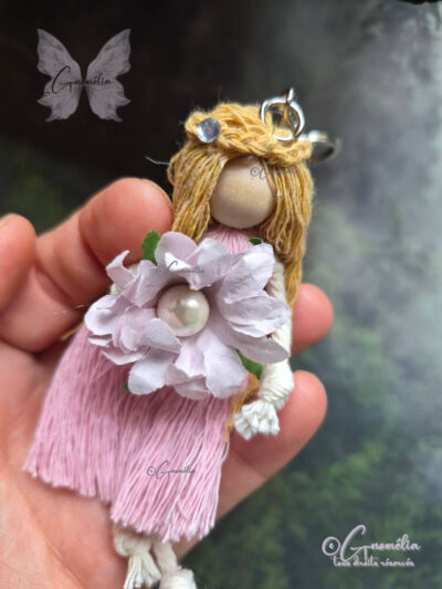 Rosie Petite fille féérique porte clé qui accompagne les fées de Gnomélia
