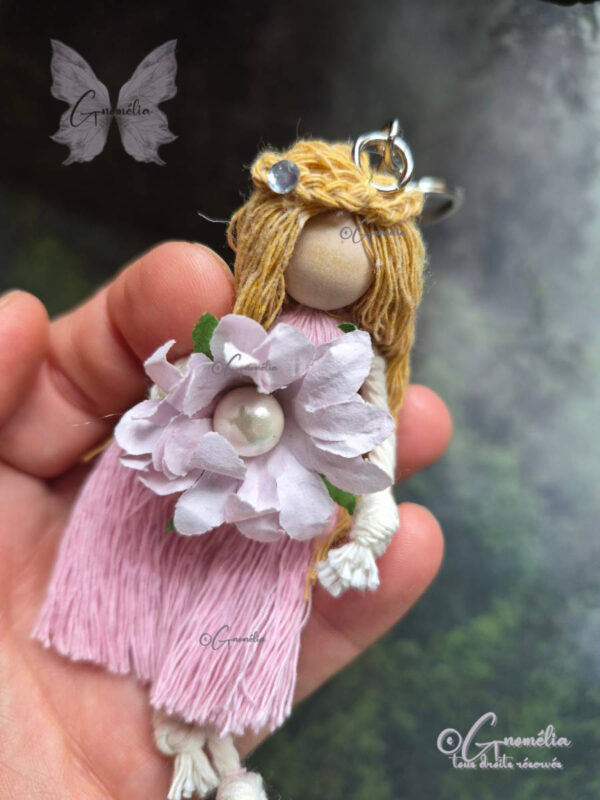 Rosie Petite fille féérique porte clé qui accompagne les fées de Gnomélia