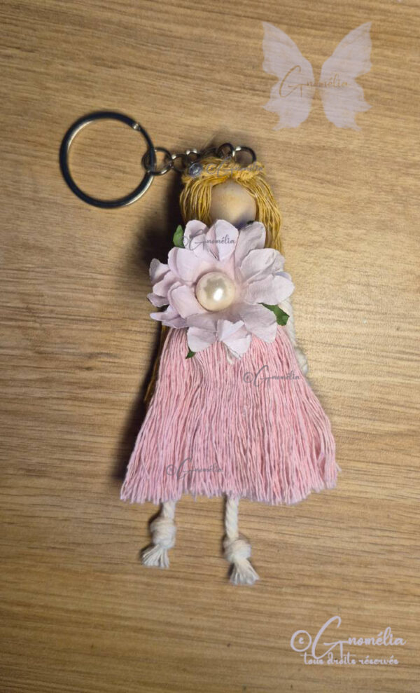 Rosie Petite fille féérique porte clé qui accompagne les fées de Gnomélia