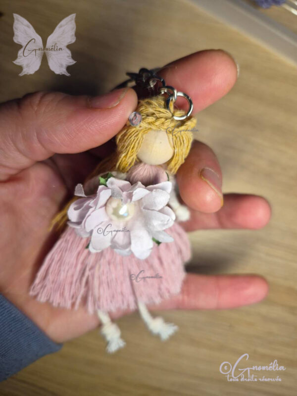 Rosie Petite fille féérique porte clé qui accompagne les fées de Gnomélia