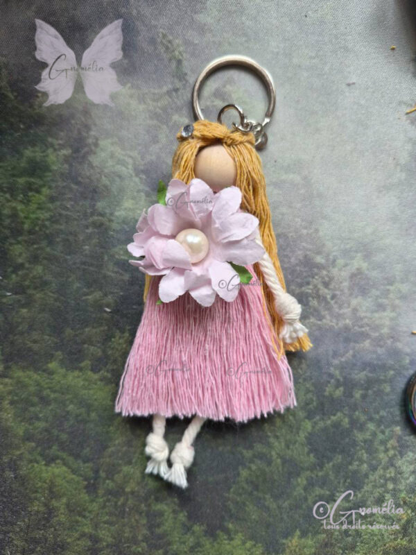 Rosie Petite fille féérique porte clé qui accompagne les fées de Gnomélia