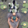 Mister Soupiot Gnome Grenouille 2 Gnomélia Mister Soupiot Gnome au bonnet décoiffant et accompagné de ses grenouilles