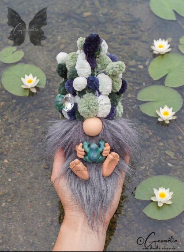 Mister Soupiot Gnome au bonnet décoiffant et accompagné de ses grenouilles