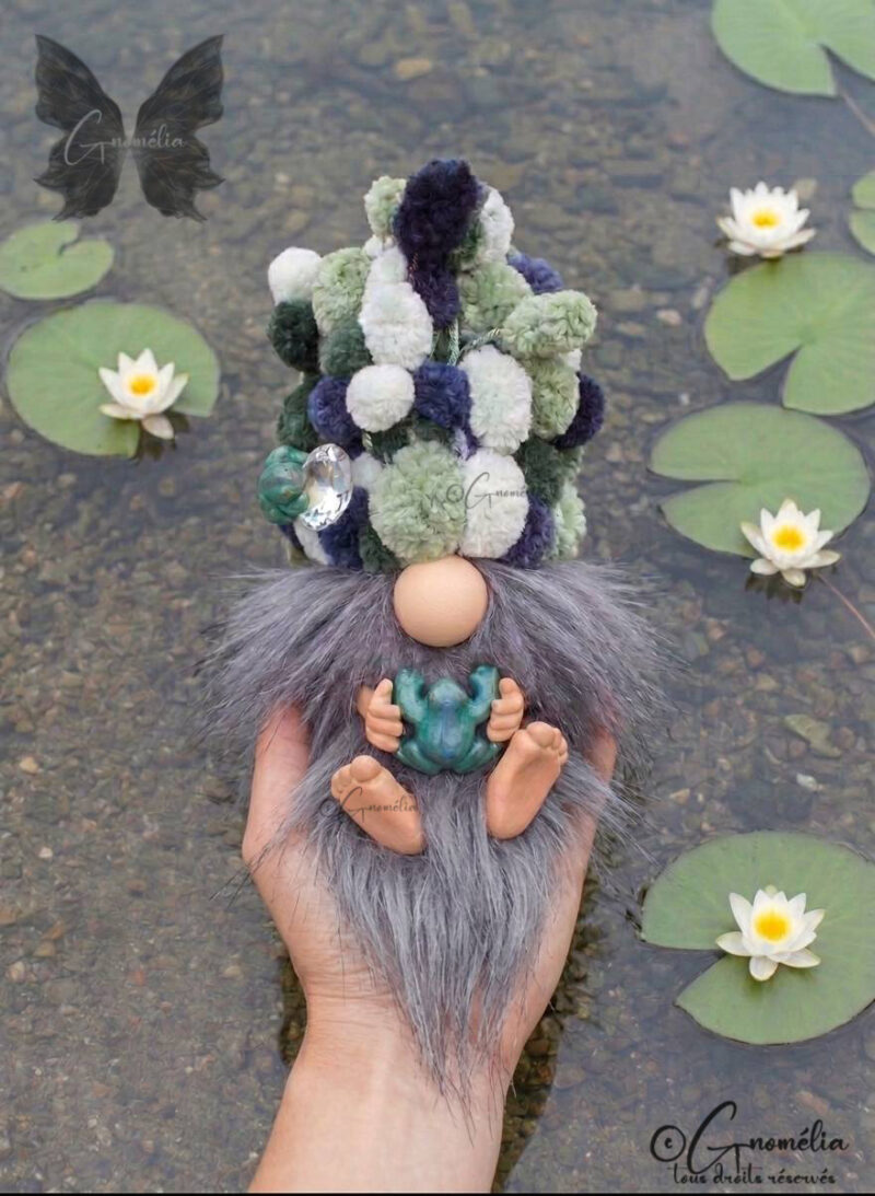 Mister Soupiot Gnome Grenouille 2 Gnomélia Mister Soupiot Gnome au bonnet décoiffant et accompagné de ses grenouilles