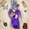 Zinzolin Gnome Alchimiste Gnomélia Zinzolin Gnome Alchimiste avec sa barbe violette et ses fioles dans ses mains Gnomélia