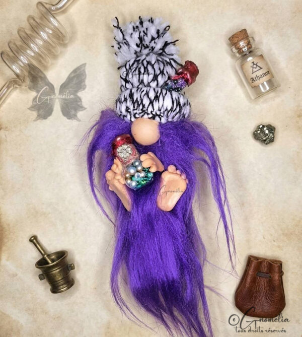 Zinzolin Gnome Alchimiste avec sa barbe violette et ses fioles dans ses mains Gnomélia