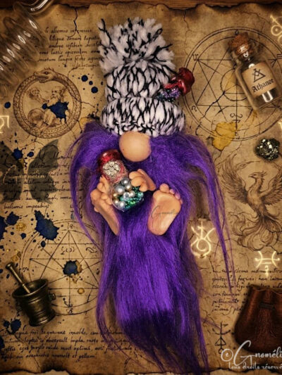 Zinzolin Gnome Alchimiste avec sa barbe violette et ses fioles dans ses mains Gnomélia
