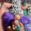 Zinzolin Gnome Alchimiste Fioles 1 Gnomélia v2 Zinzolin Gnome Alchimiste avec sa barbe violette et ses fioles dans ses mains Gnomélia