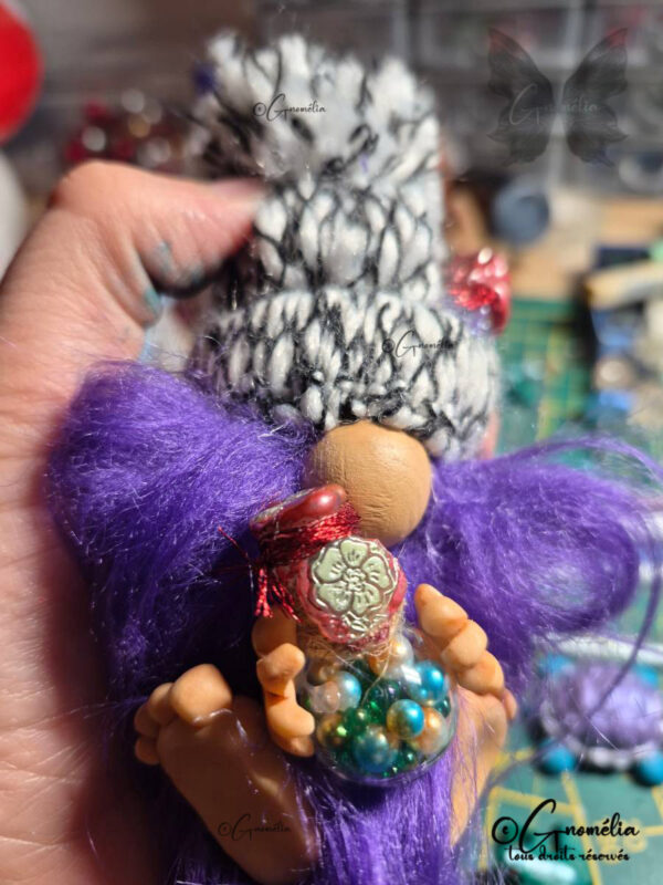 Zinzolin Gnome Alchimiste avec sa barbe violette et ses fioles dans ses mains Gnomélia