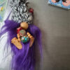Zinzolin Gnome Alchimiste Fioles 2 Gnomélia v2 Zinzolin Gnome Alchimiste avec sa barbe violette et ses fioles dans ses mains Gnomélia