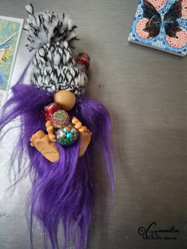 Zinzolin Gnome Alchimiste avec sa barbe violette et ses fioles dans ses mains Gnomélia