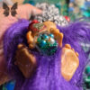 Zinzolin Gnome Alchimiste Fioles 3 Gnomélia v2 Zinzolin Gnome Alchimiste avec sa barbe violette et ses fioles dans ses mains Gnomélia