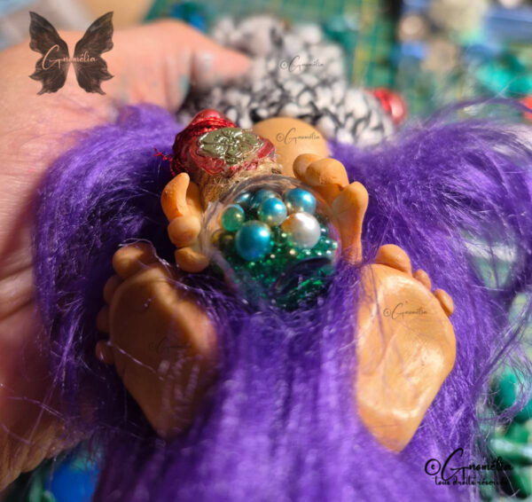 Zinzolin Gnome Alchimiste avec sa barbe violette et ses fioles dans ses mains Gnomélia