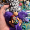 Zinzolin Gnome Alchimiste Fioles 4 Gnomélia v2 Zinzolin Gnome Alchimiste avec sa barbe violette et ses fioles dans ses mains Gnomélia