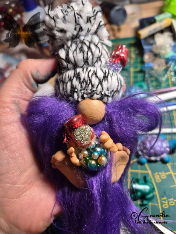 Zinzolin Gnome Alchimiste avec sa barbe violette et ses fioles dans ses mains Gnomélia