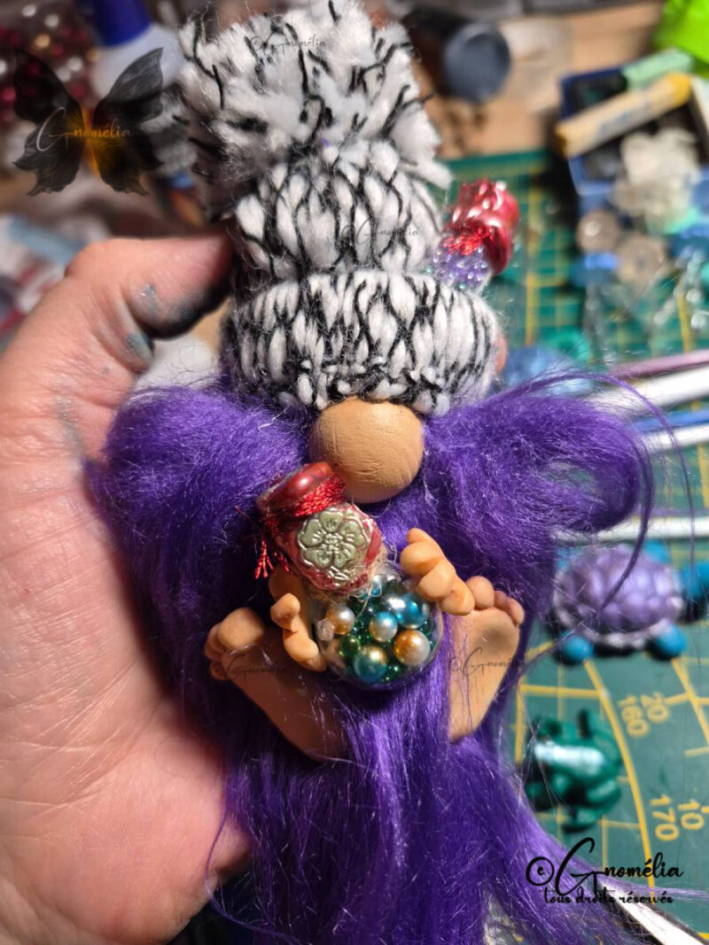Zinzolin Gnome Alchimiste Fioles 4 Gnomélia v2 Zinzolin Gnome Alchimiste avec sa barbe violette et ses fioles dans ses mains Gnomélia