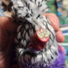 Zinzolin Gnome Alchimiste Fioles 5 Gnomélia v2 Zinzolin Gnome Alchimiste avec sa barbe violette et ses fioles dans ses mains Gnomélia