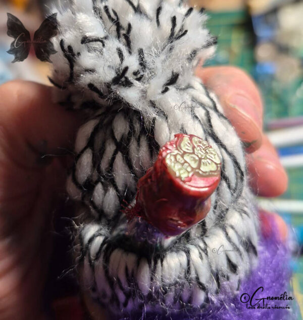 Zinzolin Gnome Alchimiste avec sa barbe violette et ses fioles dans ses mains Gnomélia