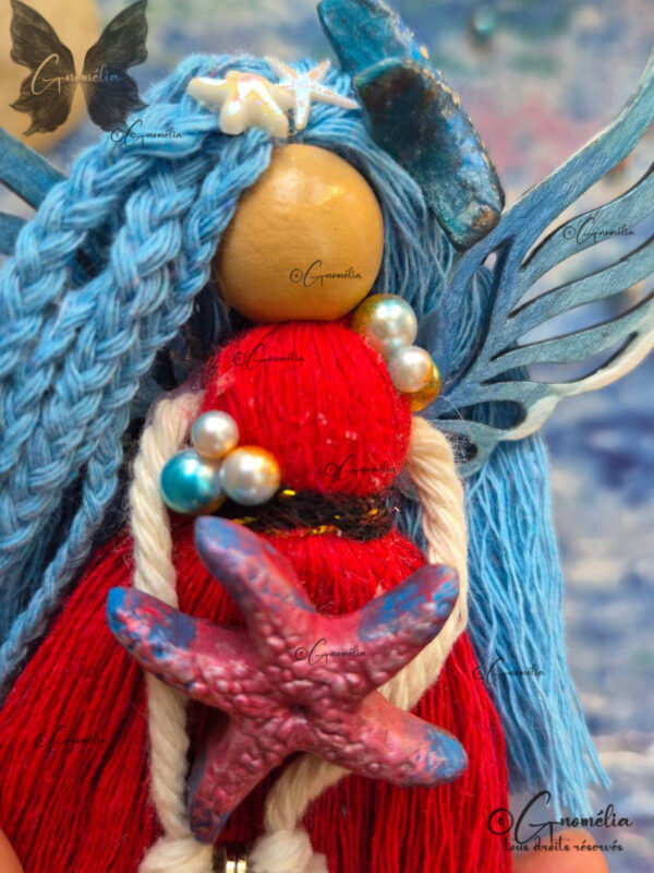 Astréa fée de la Nation des Océans avec ses étoiles de mer en fil de coton. Création artisanale fait main et pièce unique