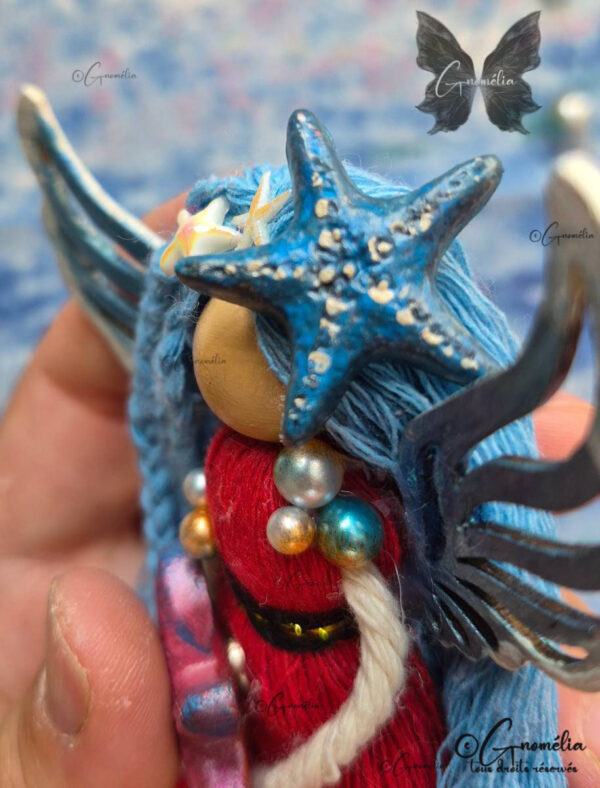 Astréa fée de la Nation des Océans avec ses étoiles de mer en fil de coton. Création artisanale fait main et pièce unique