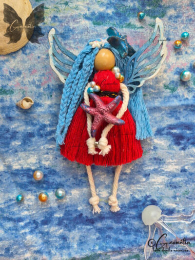 Astréa fée de la Nation des Océans avec ses étoiles de mer en fil de coton. Création artisanale fait main et pièce unique
