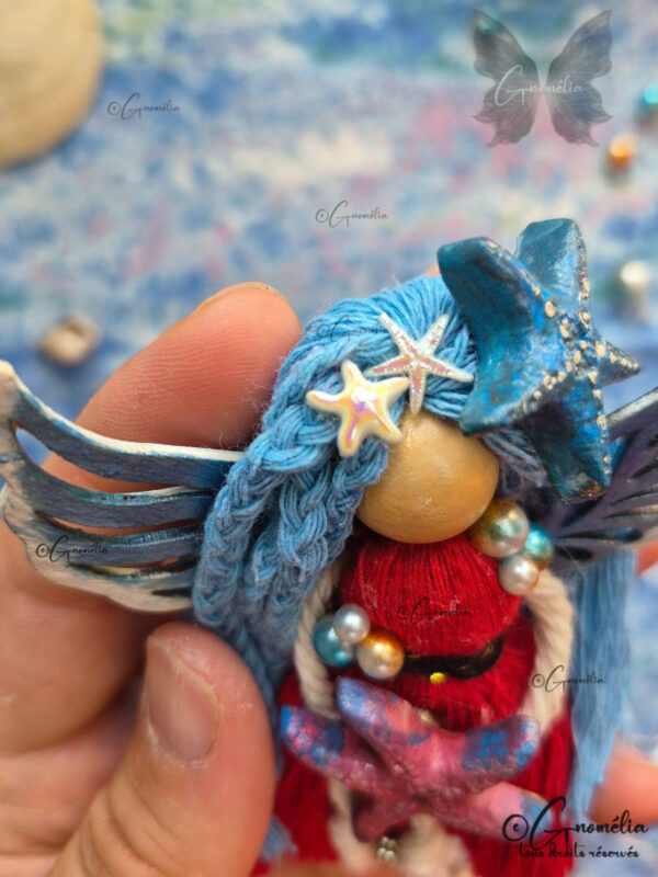 Astréa fée de la Nation des Océans avec ses étoiles de mer en fil de coton. Création artisanale fait main et pièce unique
